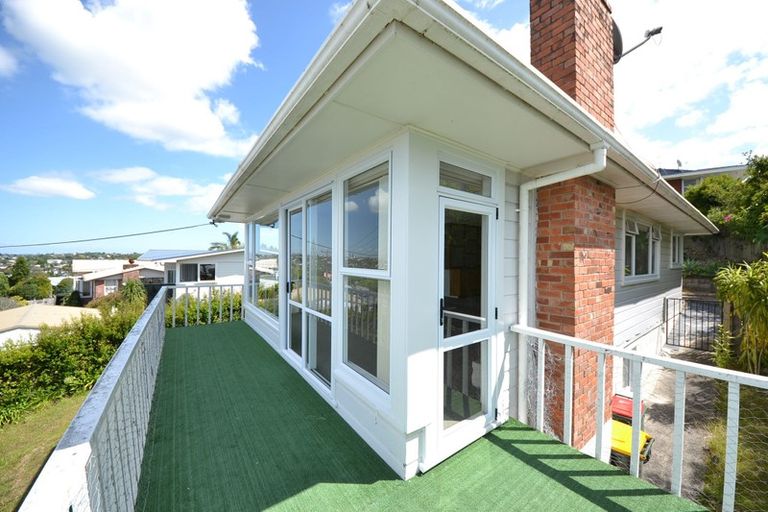 Photo of property in 27 Chivalry Road, Glenfield, Auckland, 0629