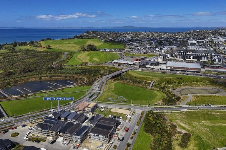 Photo of property in 102 Te Oneroa Way, Long Bay, Auckland, 0630