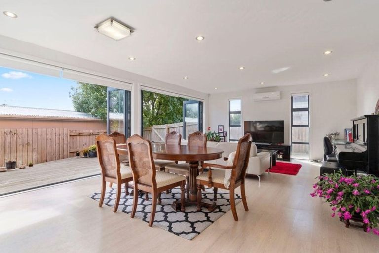 Photo of property in 72a Hobsonville Road, West Harbour, Auckland, 0618