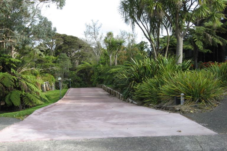 Photo of property in 21 Atarua Gardens, Waiatarua, Auckland, 0604
