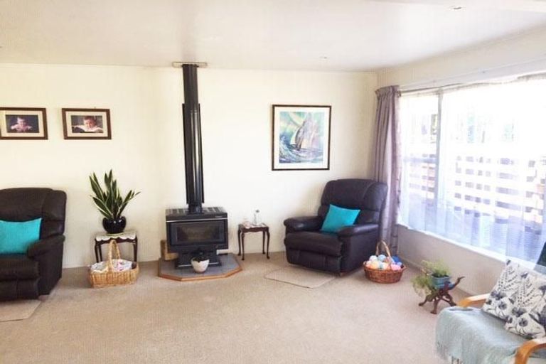 Photo of property in 158 Edmonton Road, Te Atatu South, Auckland, 0610