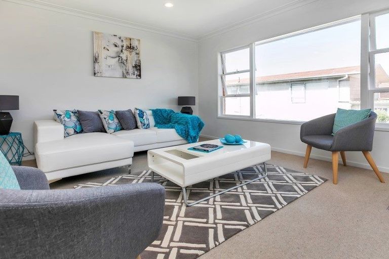 Photo of property in 2/613 Beach Road, Rothesay Bay, Auckland, 0630