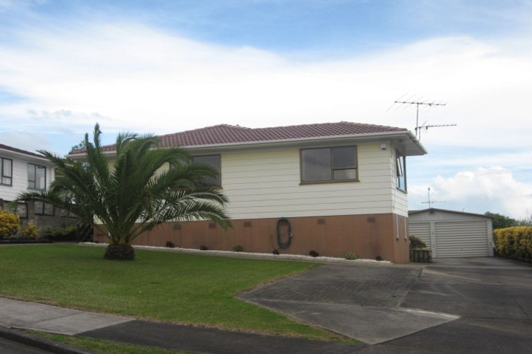 Photo of property in 3 Struan Place, Highland Park, Auckland, 2010