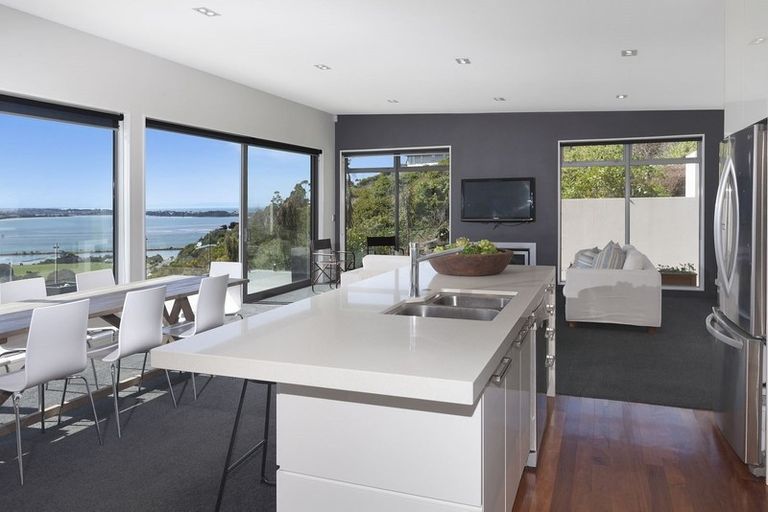 Photo of property in 8 Saint Remy Lane, Redcliffs, Christchurch, 8081