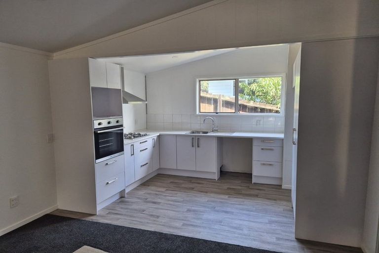 Photo of property in 15 Vina Place, Massey, Auckland, 0614