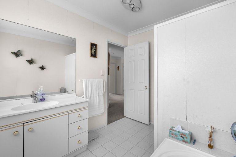 Photo of property in 2 Mcgowan Place, Orewa, 0931