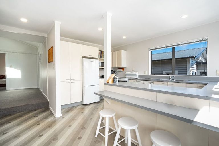 Photo of property in 76 Bayview Road, Paremata, Porirua, 5024