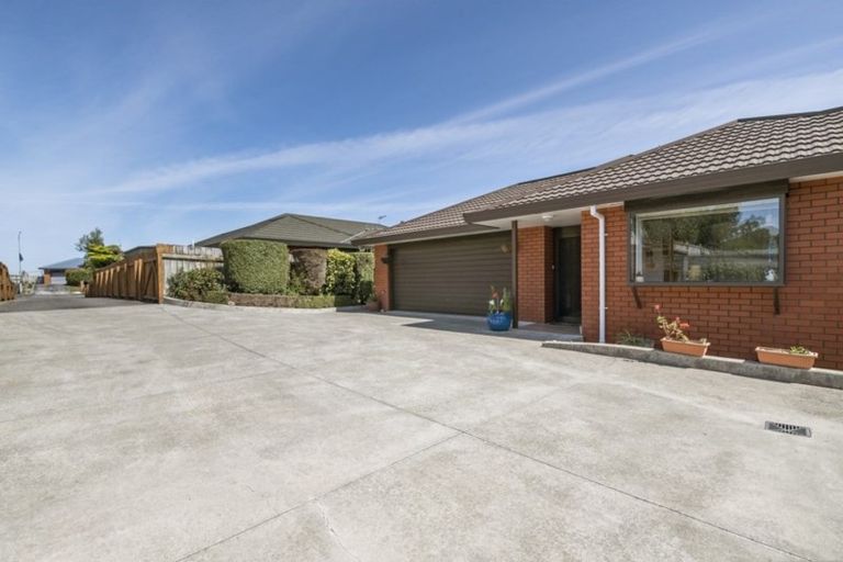 Photo of property in 11 Greenwood Place, Fitzherbert, Palmerston North, 4410