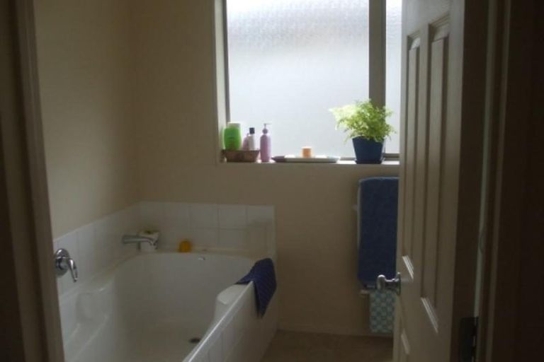 Photo of property in 15 Malin Place, Pinehill, Auckland, 0632