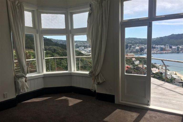 Photo of property in 50 Palliser Road, Roseneath, Wellington, 6011