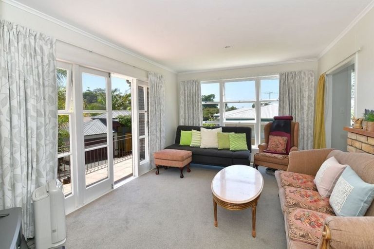 Photo of property in 1/11 Merton Avenue, Glenfield, Auckland, 0627