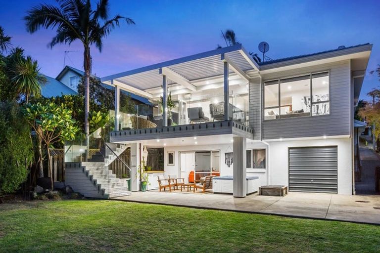 Photo of property in 9 Sandown Road, Rothesay Bay, Auckland, 0630