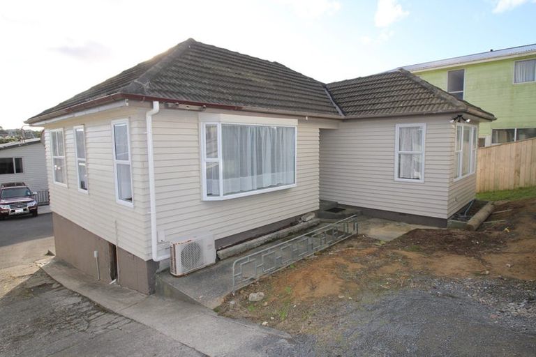 Photo of property in 13 Warrington Grove, Newlands, Wellington, 6037