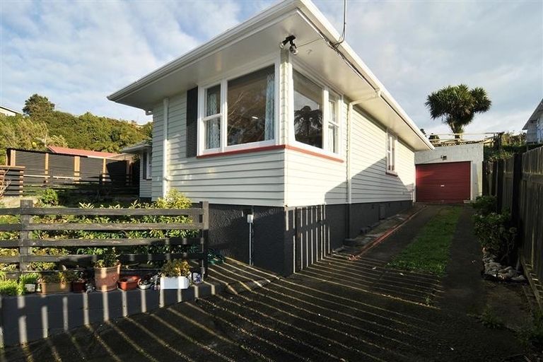 Photo of property in 10 Bellringer Crescent, Newlands, Wellington, 6037