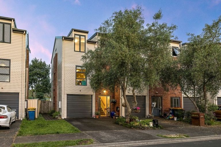 Photo of property in 40 Verdale Circle, Glen Eden, Auckland, 0602