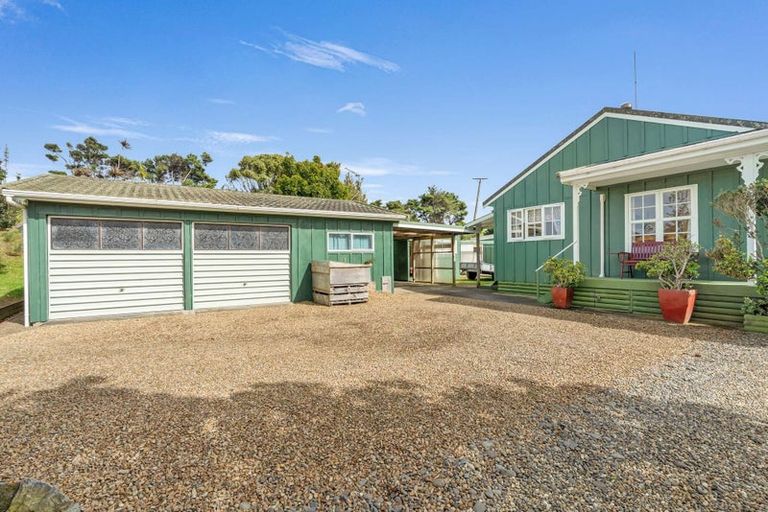 Photo of property in 5 Mcleod Road, South Head, Helensville, 0874