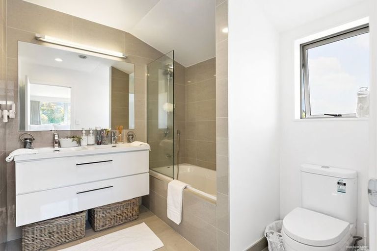 Photo of property in 21 Lewis Road, Pakuranga, Auckland, 2010