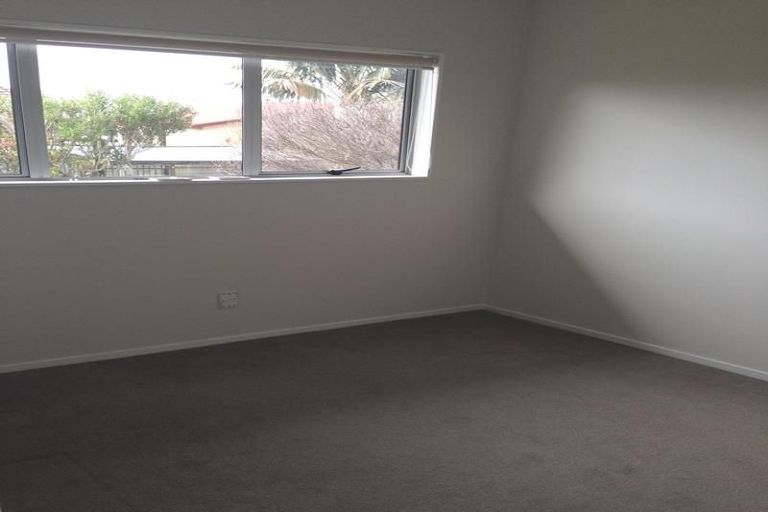 Photo of property in 14 Holdaway Avenue, Northcote, Auckland, 0627