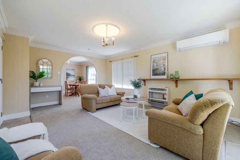 Photo of property in 17 Earl Place, Hokowhitu, Palmerston North, 4410