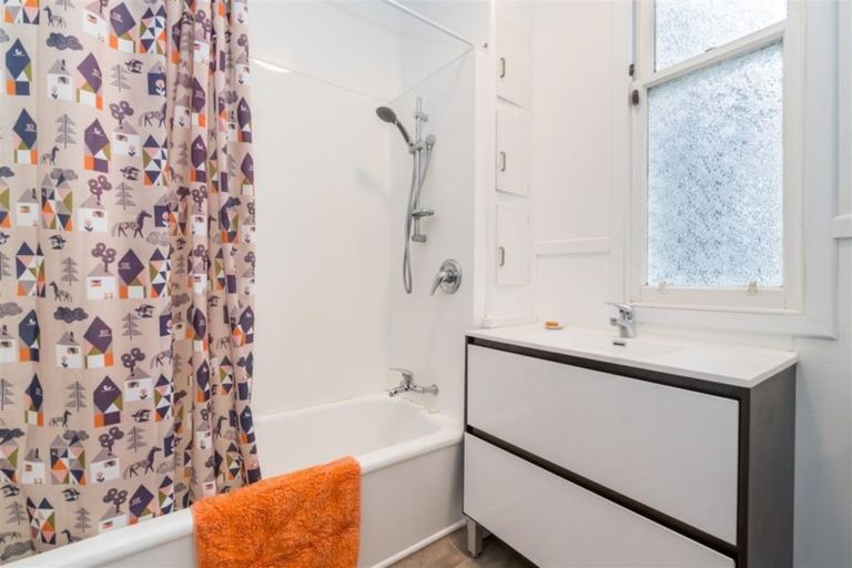 Photo of property in 121 Macandrew Road, South Dunedin, Dunedin, 9012