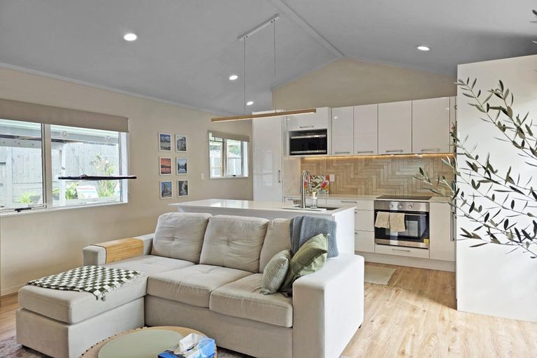 Photo of property in 86a Colwill Road, Massey, Auckland, 0614