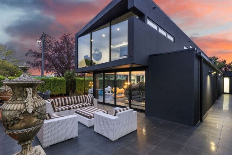 Photo of property in 116 Aikmans Road, Merivale, Christchurch, 8014