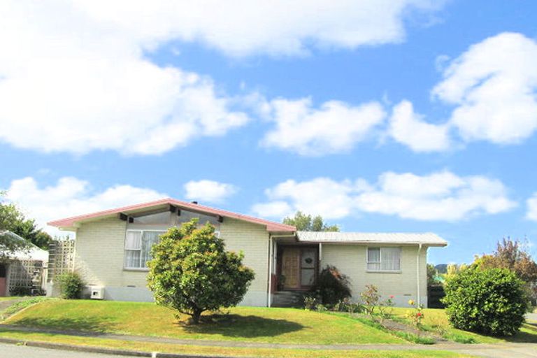 Photo of property in 2 Omaha Grove, Totara Park, Upper Hutt, 5018
