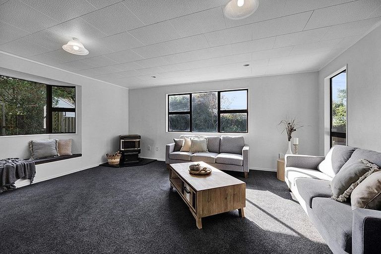 Photo of property in 11 Finer Place, Hawera, 4610