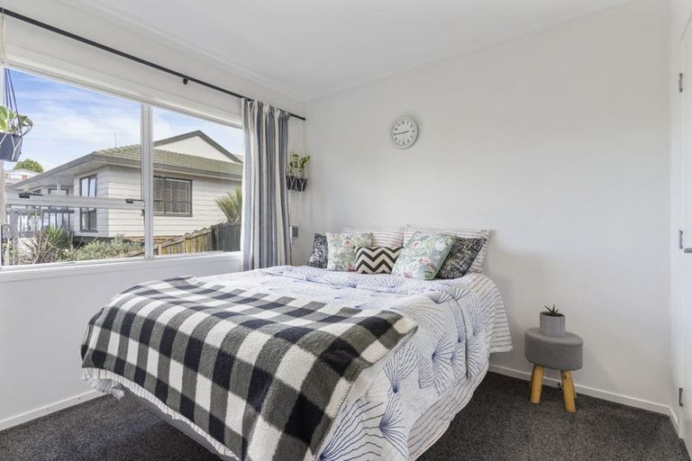 Photo of property in 2/51a Target Road, Totara Vale, Auckland, 0629