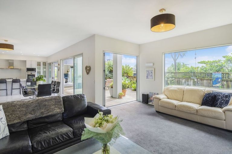 Photo of property in 18 Olliver Grove, Waikanae Beach, Waikanae, 5036