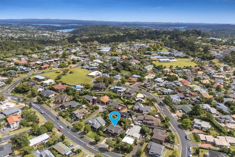 Photo of property in 32 Unsworth Drive, Unsworth Heights, Auckland, 0632