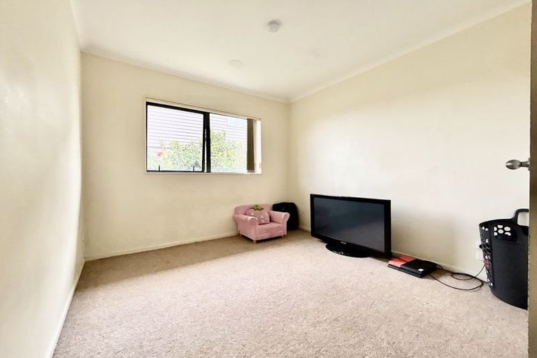 Photo of property in 37 Nicholas Gibbons Drive, Clendon Park, Auckland, 2103