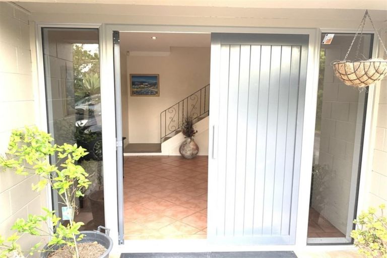 Photo of property in 5 Anchor Place, Beach Haven, Auckland, 0626