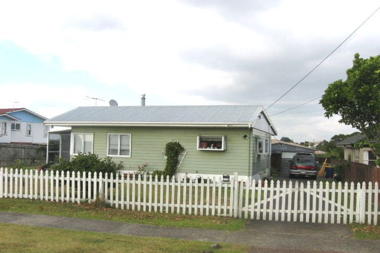 Photo of property in 1/274 Wairau Road, Glenfield, Auckland, 0627