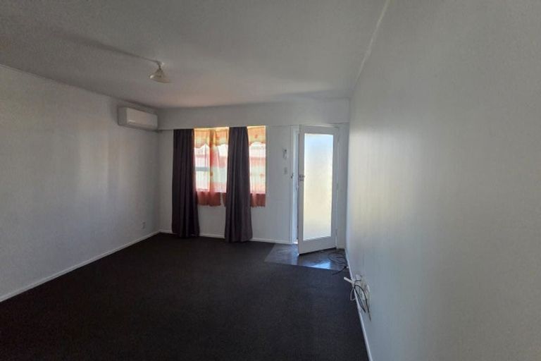 Photo of property in 2/7 Sylvan Crescent, Te Atatu South, Auckland, 0610