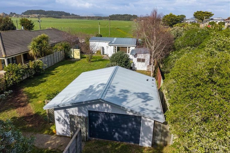 Photo of property in 674 Waikawa Beach Road, Waikawa Beach, Levin, 5573