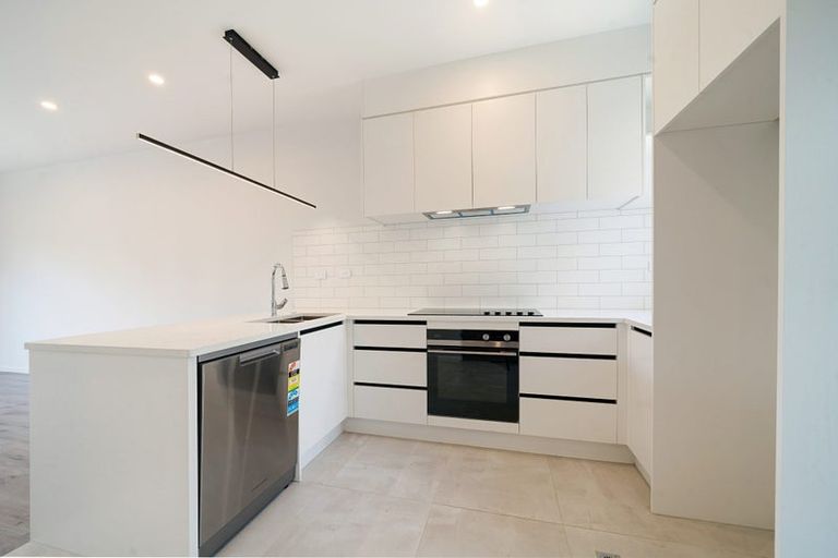 Photo of property in 2/105 Hobsonville Road, West Harbour, Auckland, 0618