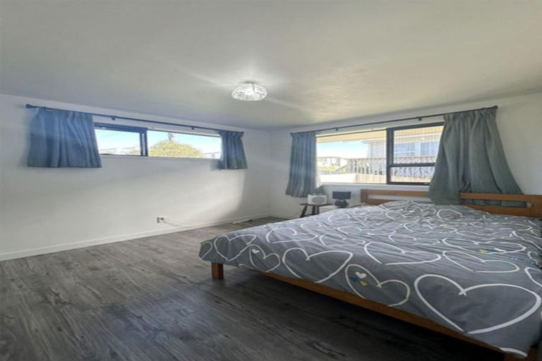 Photo of property in 46 Target Road, Totara Vale, Auckland, 0629