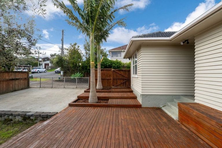 Photo of property in 1/62 Roberts Road, Glenfield, Auckland, 0629