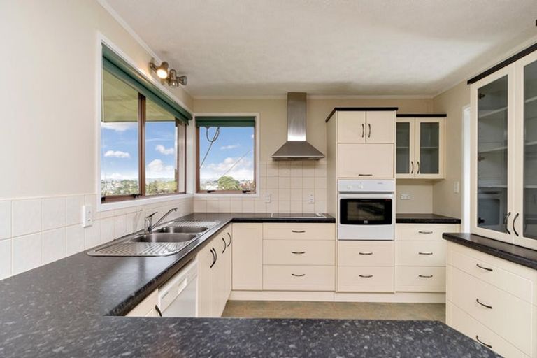 Photo of property in 16 Babich Road, Henderson Valley, Auckland, 0614