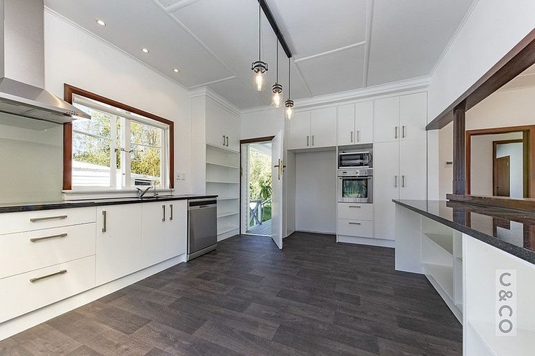 Photo of property in 231 Waitakere Road, Taupaki, Henderson, 0782