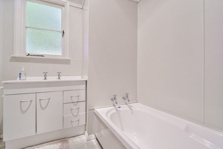 Photo of property in 216 Grove Road, Mayfair, Hastings, 4122