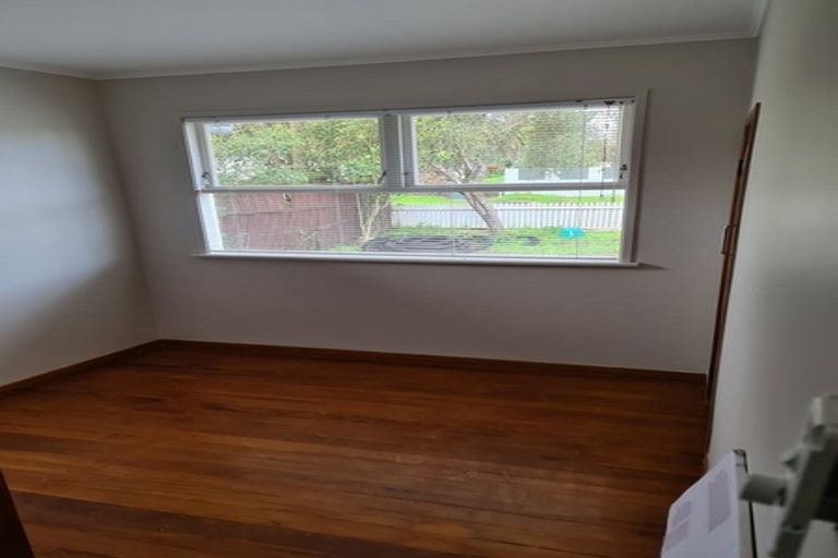 Photo of property in 1 Coburg Street, Henderson, Auckland, 0612