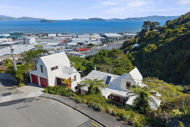 Photo of property in 22 Rakeiora Grove, Korokoro, Lower Hutt, 5012