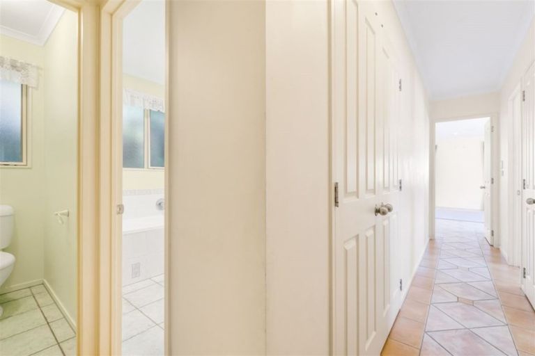 Photo of property in 28 View Ridge Drive, Ranui, Auckland, 0612