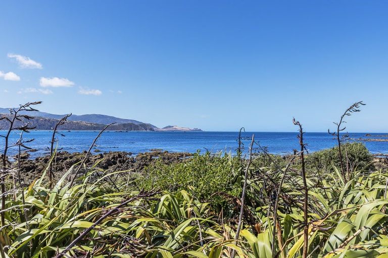Photo of property in 126a Breaker Bay Road, Breaker Bay, Wellington, 6022