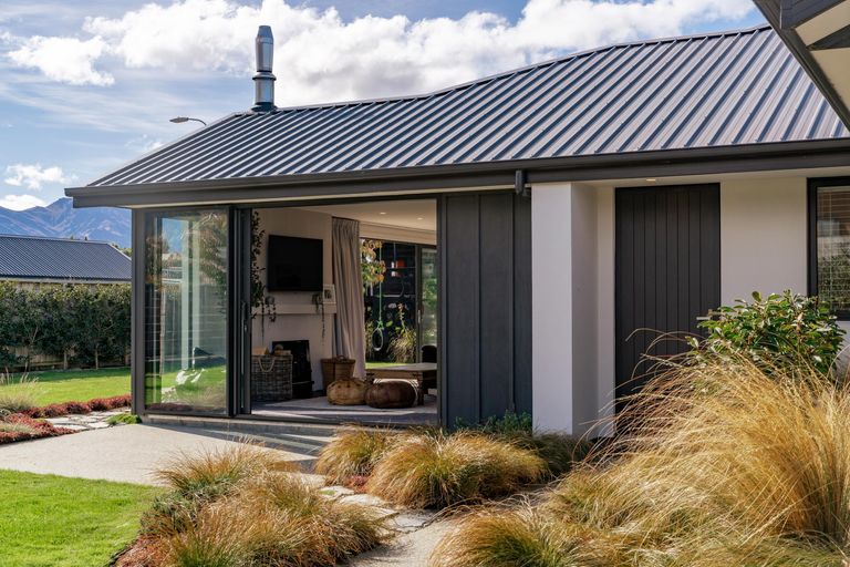 Photo of property in 15 Pennycook Place, Lake Hawea, Wanaka, 9382