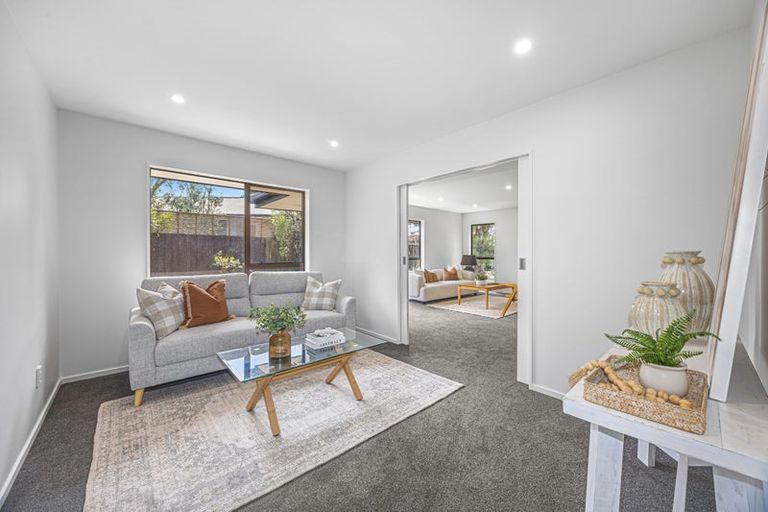 Photo of property in 33 Royal Park Drive, Parklands, Christchurch, 8083