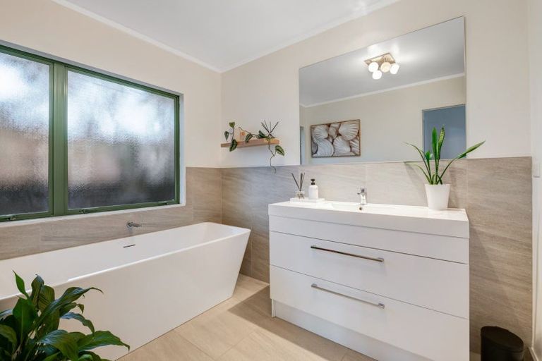 Photo of property in 1/2 Langton Road, Stanmore Bay, Whangaparaoa, 0932