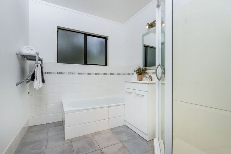 Photo of property in 2/23 Heathglen Place, Bayview, Auckland, 0629